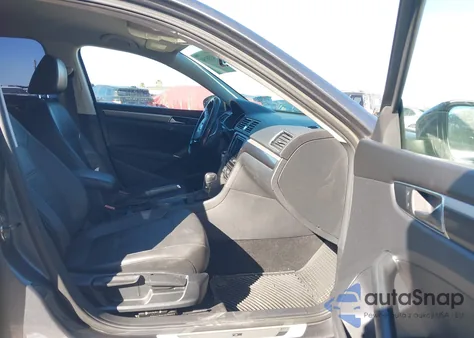 2017 Volkswagen Passat 1.8T R-Line из США, поврежденный, VIN 1VWDT7A33HC017652